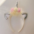 Detail von Einhorn Haarreif mit silbernem Horn und rosa Stoffrosen Dekoration - Silberohr-Stil (银耳朵独角发箍)
