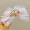 Dettaglio del cerchietto con fiocco in rete rosa, corona d'argento scintillante e glitter per bambine - Molletta per capelli / Rosa