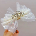 Dettaglio molletta per capelli con fiocco in tulle bianco, corona di strass e paillettes - Molletta per capelli / Beige
