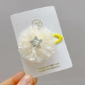 Dettaglio della clip per capelli gialla con fiore di rete, perle e stella di paillettes - Clip BB in Rete a Stella Beige
