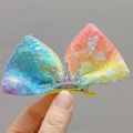 Nahaufnahme der Regenbogen-Haarschleife mit silberner Krone und glitzernden Pailletten - Regenbogen (Links)