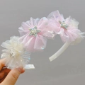 Dettaglio di fiori in tulle rosa e beige con perle a stella sul cerchietto per bimba - Cerchietto Rosa E Beige