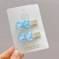 Dettaglio di fermagli per capelli a cuore in resina marmorizzata blu su carta - Cuore Di Marmo (Coppia) / Blu Fresco