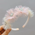 Dettaglio di un cerchietto a fiore in tulle rosa e crema per bambini con perle e stelle - Cerchietto Rosa Coreano E Beige