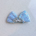 Détail de la pince à cheveux noeud bleu clair à paillettes avec couronne et perles - Bleu 3D Couronne