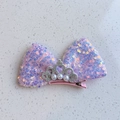 Détail de la barrette nœud violet à paillettes avec couronne et perles nacrées - Violet 3D Couronne