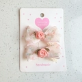 Dettaglio di fermagli per capelli in pizzo floreale rosa con rose fatte a mano su carta - Rosa + Rosa Coreana
