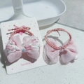 Detalle del set de lazos para el pelo con estampado floral rosa y tul en tarjeta - Coletero Floral Rosa