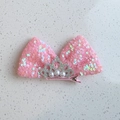 Détail de la pince à cheveux nœud à paillettes roses avec couronne et accents de perles - Rose 3D Couronne