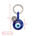 Makroaufnahme des Evil Eye Schlüsselanhängers mit Maßen von 75mm Länge und 30mm Durchmesser - Strahlender Augen-Anhänger (BE1363BU01)