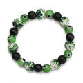 Macro detail van elastische evil eye armband met groene kristallen en zwarte matte kralen - Groen