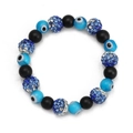 Detailopname van handgemaakte Evil Eye armband met blauwe kristallen en zwarte kralen - Lichtblauw