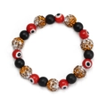 Detail van rode boze oog kraal, matzwarte kralen en strass bal op een geweven armband - Rood