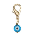 Nahaufnahme des blauen Glas-Evil-Eye-Anhängers mit poliertem goldenem Karabiner - Vivid Blauer Augenanhänger (BE1367BU02)
