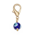 Detail der blauen Evil Eye Glasperle mit goldenem Karabinerverschluss an Legierungskette - Flachrunder Tiefblauer Augenanhänger (BE1367BU04)