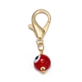Détail d'un pendentif œil maléfique en verre rouge avec fermoir mousqueton doré - Pendentif Œil Rouge (BE1367BU06)