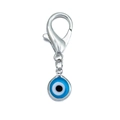 Detalle del amuleto ojo turco azul con cierre de langosta plateado sobre fondo blanco - Ojo Turco Redondo Pequeño (BE1368SR02)
