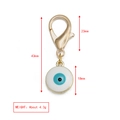 Détails des dimensions du porte-clés main de fatma dorée avec pendentif œil bleu émaillé - Style Disque Mauvais Oeil (BE1369GD06)