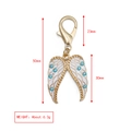 Vue détaillée des dimensions du pendentif aile mauvais œil doré avec fermoir et poids indiqué - Style Aile en Strass (BE1369GD09)