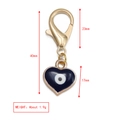Vue macro d'un porte-clés œil bleu doré avec pendentif cœur et dimensions de 40mm - Style Coeur Mauvais Oeil (BE1369GD11)