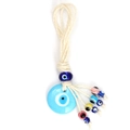 Detail eines türkischen Glasanhängers mit blauem Auge, bunten Perlen und Hanfseil - Hellblau
