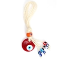 Detail eines roten Evil Eye Anhängers mit handgeflochtenem Seil und Glasperlen - Rot