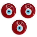 Tres colgantes rojos de ojo turco para creación de joyas sobre fondo blanco - Colgante Redondo Rojo (BT670GD02)