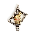Colgante calavera gótica dorada con corona y gemas en marco plateado de rombo - Cráneo de Rombo (BT724GD01)