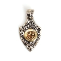 Detalle de colgante de escudo con cara sonriente dorada y grabado Trust de estilo retro - Estilo de Escudo Sonriente (BT724GD03)