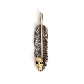 Detalle de colgante de pluma plateada con calavera dorada y grabados de letras artísticas - Diseño de Pluma con Cráneo (BT724GD04)