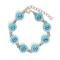 Detalle de pulsera de cadena plateada con dijes de ojo turco azul y cierre de mosquetón - Estilo de Colgante de Abalorios Azules (BE1386SR06)