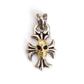 Detalle macro del colgante de cruz con calavera punk gótica en plata y oro - Cráneo de Cruz Clásico (BT724GD06)