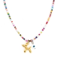 Détail d'un collier de perles colorées avec chien ballon doré et pendentif œil bleu - Coloré