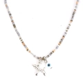 Detail der Perlenkette mit silbernem Ballonhund und blauem Evil Eye Anhänger - Silber