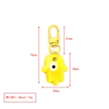 Vista macro del llavero Hamsa amarillo con ojo turco y dimensiones del producto - Estilo de Cierre de Metal / Mano de Fátima Amarilla (BE1440YE00)
