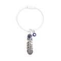 Detail von blauen Böse Augen Anhängern und Silberfeder an weißem Stahldraht Schlüsselring - Weißer Stahldraht Anhänger Vintage Silber Feder Auge Stil (BE1445WH02)