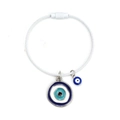 Detail eines weißen Kabelarmbands mit tiefblauen Evil Eye-Anhängern und Schraubverschluss - Weiß Beschichtetes Stahldraht Armband Blau Weißes Auge Stil (BE1445WH09)