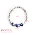 Details des Perlenarmbands aus Silber mit blauen Emaille-Herzanhängern im Evil Eye Stil - Herz Böser Blick Design (BE1479BU03)