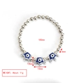 Detailansicht des elastischen Perlenarmbands mit silbernen CCB-Perlen und Evil-Eye-Anhängern - Krone Böser Blick Design (BE1479BU04)
