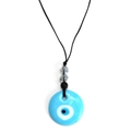 Detailopname van de blauwe boze oog hanger met facetkralen aan een zwart koordje - Lichtblauw (BE1463LBU00)