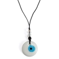 Detailopname van Evil Eye hanger met keramische schijf, blauw oogmotief en zwart koordje - Wit (BE1463WH00)