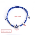 Dettaglio macro del bracciale in corda blu intrecciata con ciondolo a triangolo evil eye - Stile Triangolo (BE1480BU04)