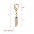 Porte-clés plume dorée avec détail œil bleu et dimensions totales de 58mm avec fermoir - Style Plume Oeil Bleu (BE1369GD22)