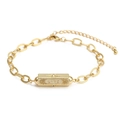 Detail eines goldfarbenen Kettenarmbands mit 'LIVE' graviertem Anhänger und Zirkonia - LIVE Eingraviertes Design (BT328GD02)