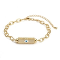 Detailansicht des goldenen Evil Eye Armbands mit Sonnenstrahl-Textur und verstellbarer Kette - Blaues Böser Blick Design (BT328GD03)