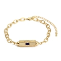 Detail eines goldenen Evil-Eye-Armbands mit rechteckigem Anhänger und Karabinerverschluss - Dunkelblaues Böser Blick Design (BT328GD04)