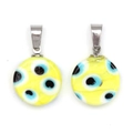 Détail macro de pendentifs œil du diable en verre jaune translucide avec fermoirs argent - Jaune Rond (BE1655YE00)