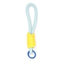 Detailopname van kleurrijk gevlochten koord met plastic ring voor DIY sleutelhanger - Hemelsblauw (BE1637LBU00)