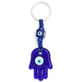 Detail von Hamsa-Hand und Evil Eye Glasanhängern an einer blauen Schlüsselkette - Hand der Fatima Form (BE1683BU04)