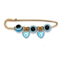 Dettaglio della spilla da balia Evil Eye con finitura dorata e ciondoli a cuore blu - Celeste